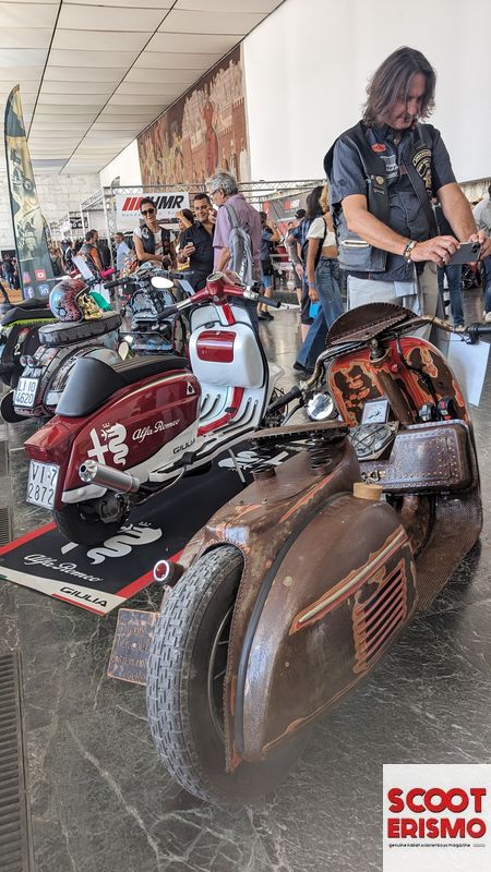 Poi la Vespa GTR proposta dall'Eugubino Simone Piergentili, che sfodera un veicolo unico per la scelta controversa di utilizzare un motore Elettrico! Cablaggio nascosto all'interno di un serbatoio ape collocato all'interno dello scudo, ruote da 12' gommate con coperture provenienti dalle vecchie ruote di scorta della Fiat Uno! Il posteriore della Vespa, slammato verso l'asfalto, viene impreziosito da un grande recesso che consente alla ruota di uscire fuori sagoma avvolta tra i cofani!